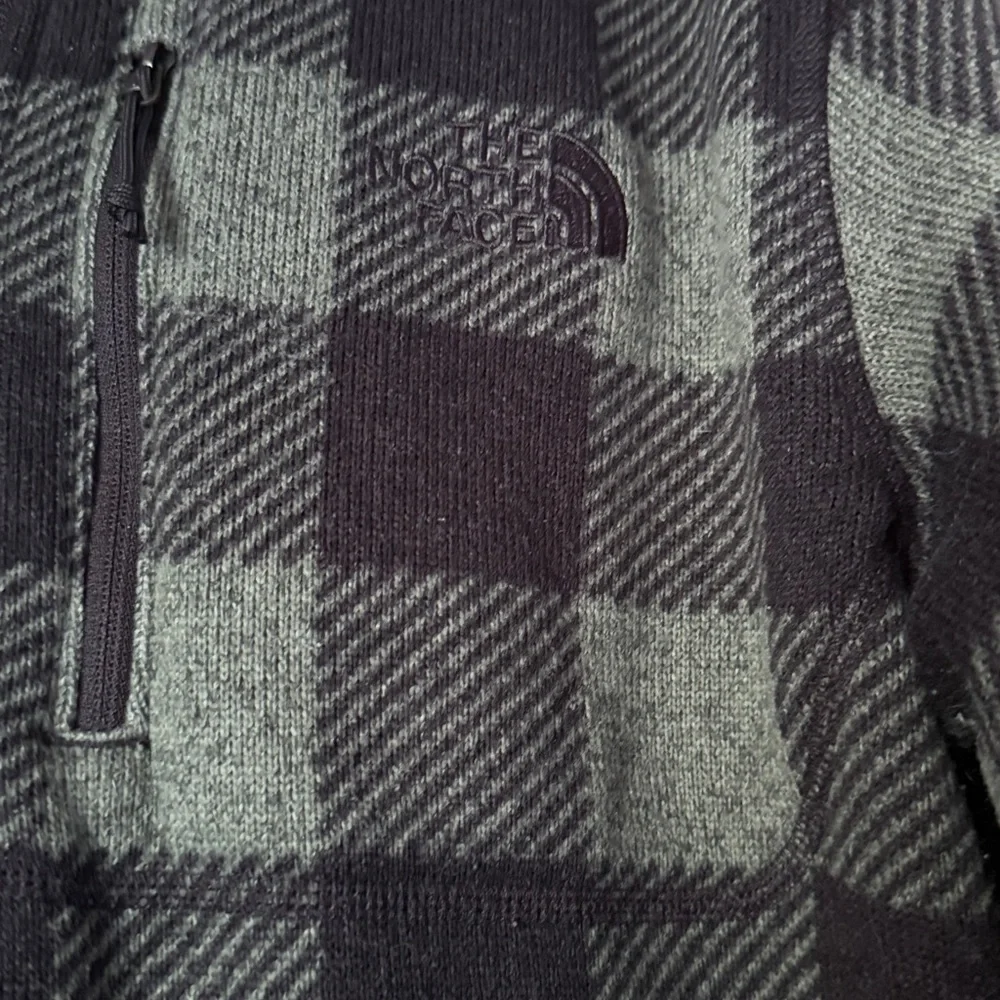 The North Face Buffalo Plaid Green and Black Half Zip Fleece. Sz M